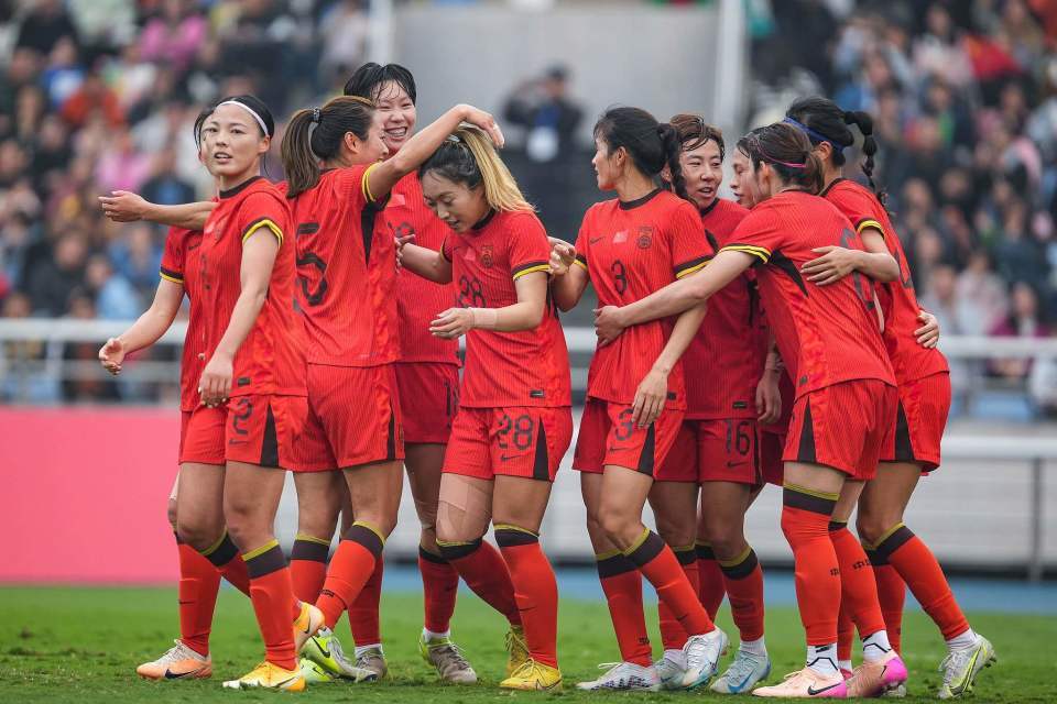 中国国家女足团结互助，比赛中取得喜人成绩