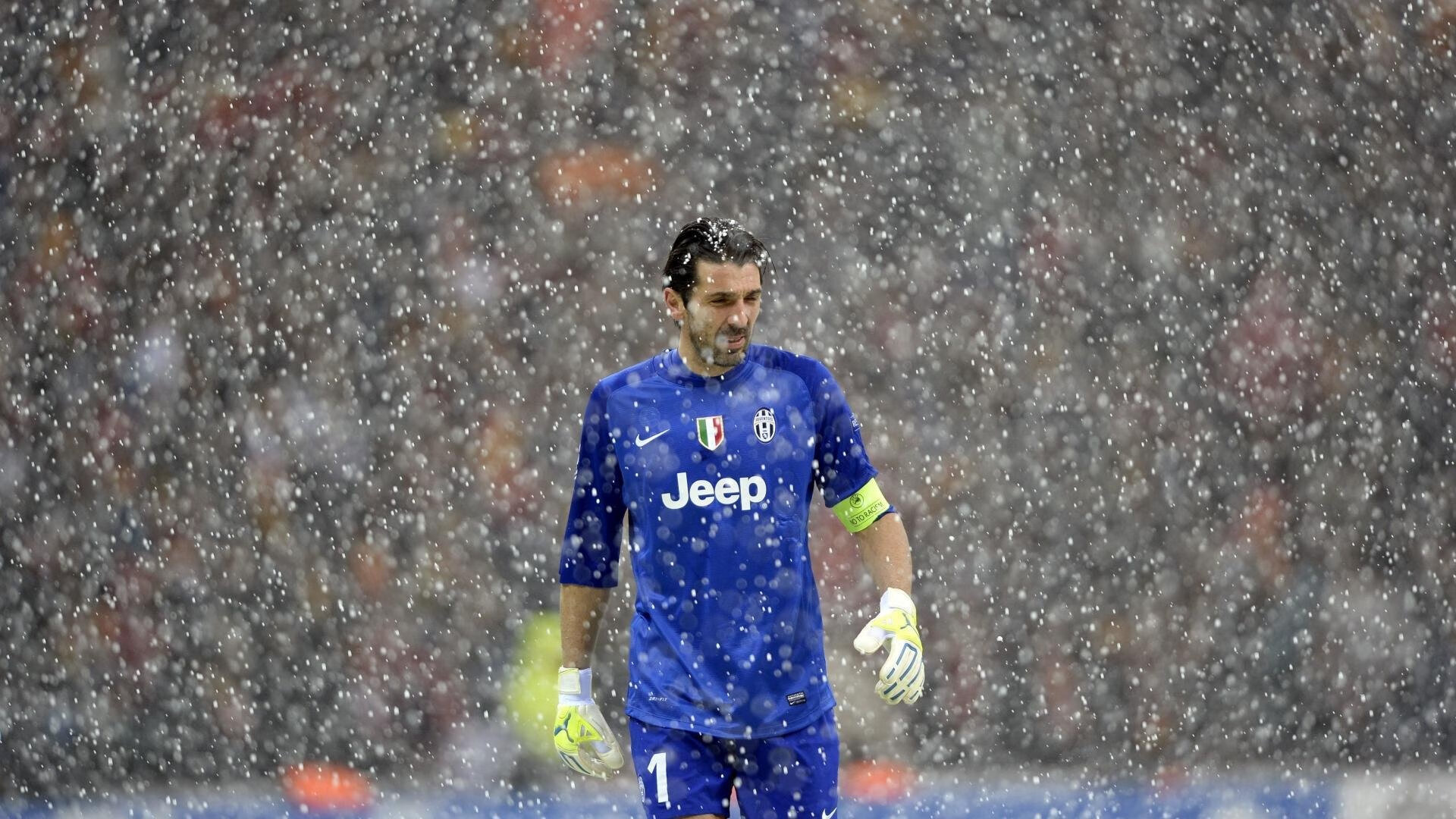 哈登在独行侠比赛中险胜，出色防守引发热议！全场沸腾不已